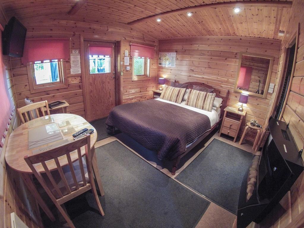 Cypress Log Cabins Accommodation Godshill  الغرفة الصورة